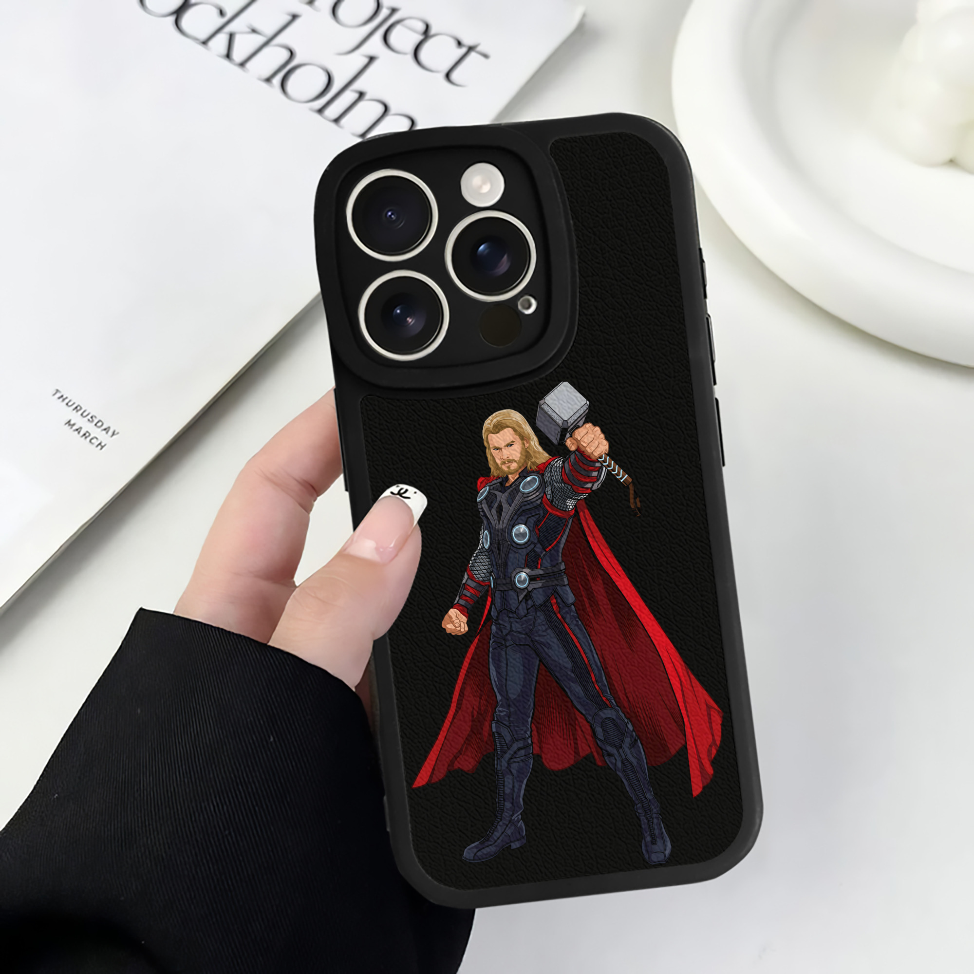 （画像用） アベンジャーズ The Avengers 【iPhone 16シリーズ対応】シリコンスマホケース（レザー調） 材質：シリコン